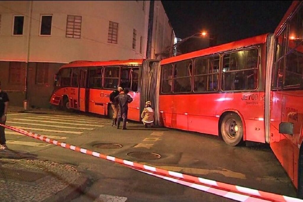 acidente-onibus-biarticulado-curitiba acidente-onibus-biarticulado-curitiba