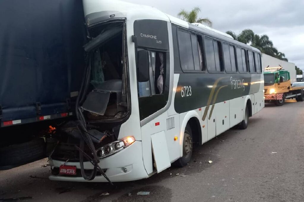 acidente-onibus-br-116-caminhao-parado acidente-onibus-br-116-caminhao-parado