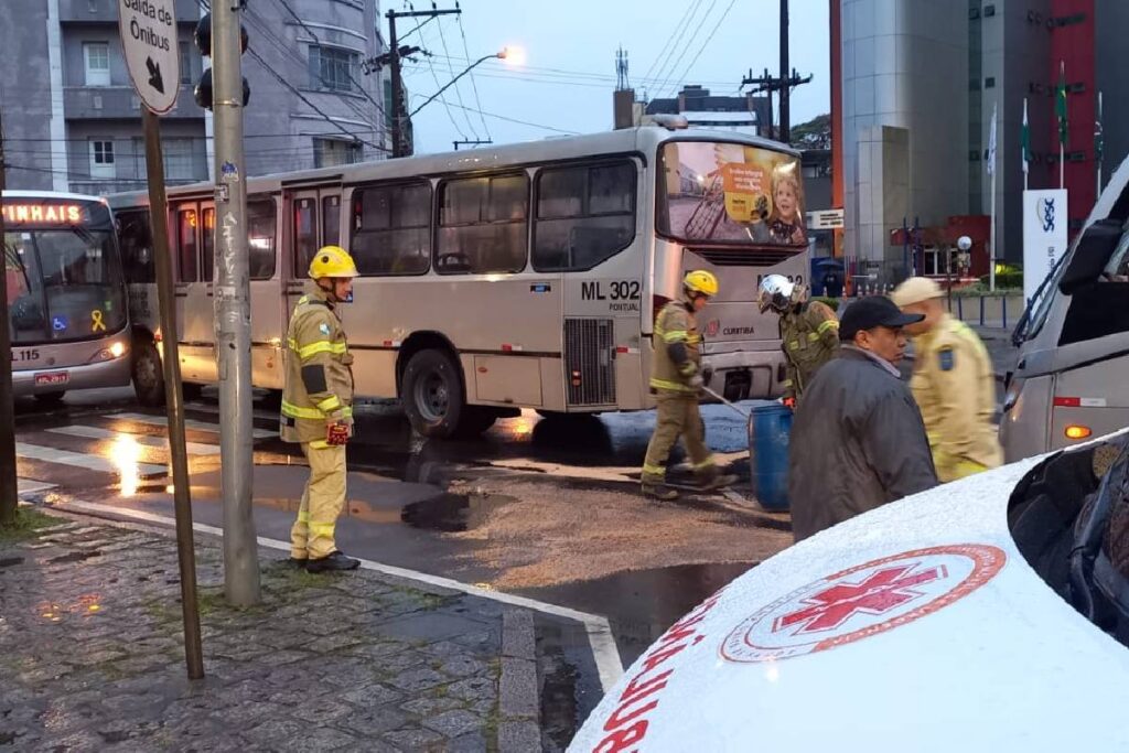 acidente-onibus-curitiba-tres-coletivos