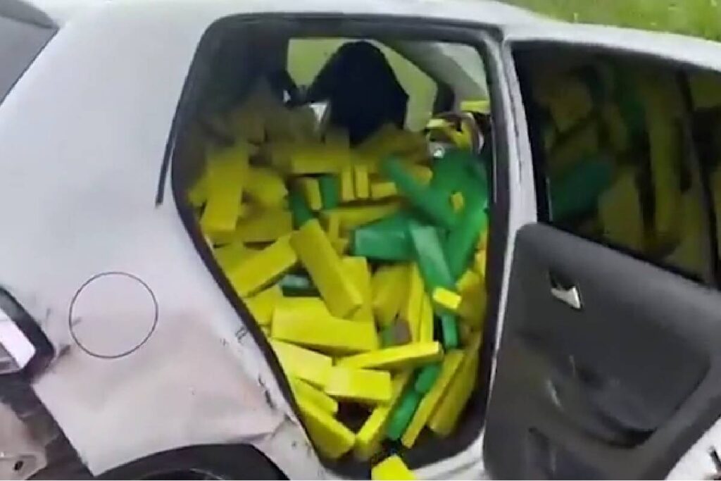 adolescente-dirigindo-capota-carro