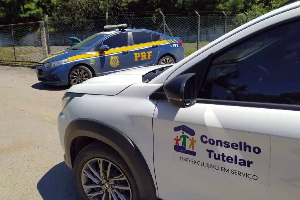 adolescentes-dirigindo-praia