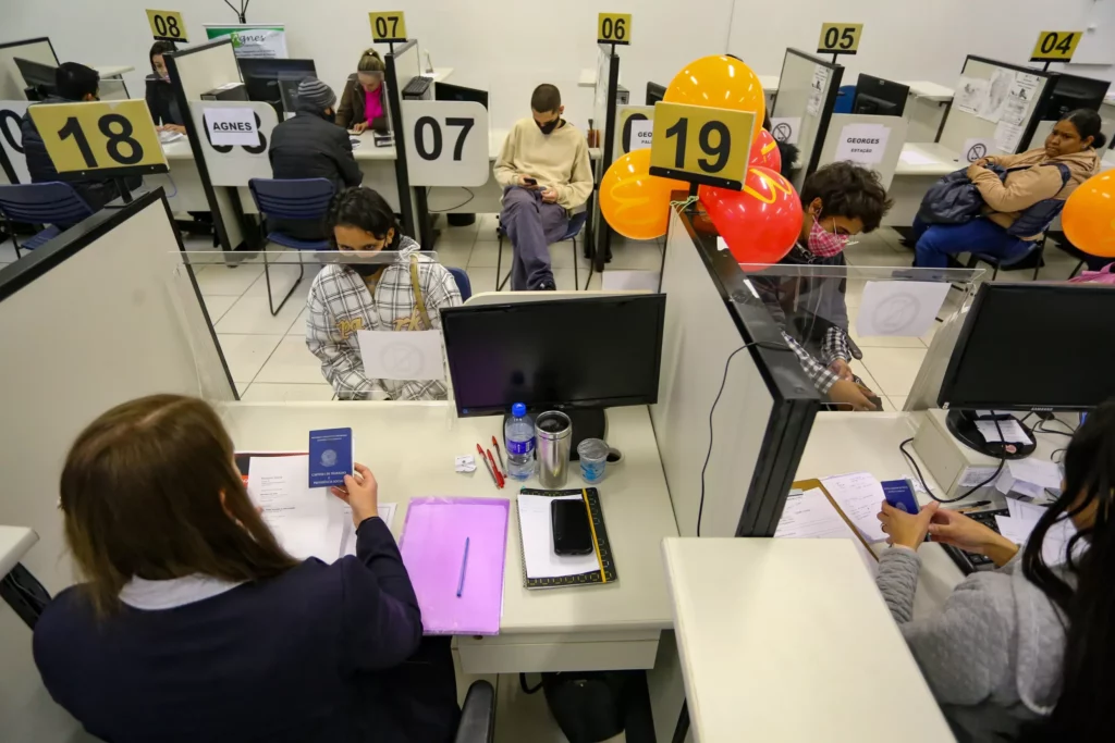 Semana começa com mais de 11,8 mil vagas de emprego nas Agências do Trabalhador