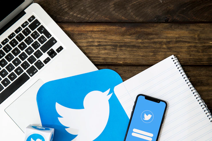 aparelhos-eletronicos-com-o-bloco-de-notas-e-o-icone-do-twitter_23-2147841375
