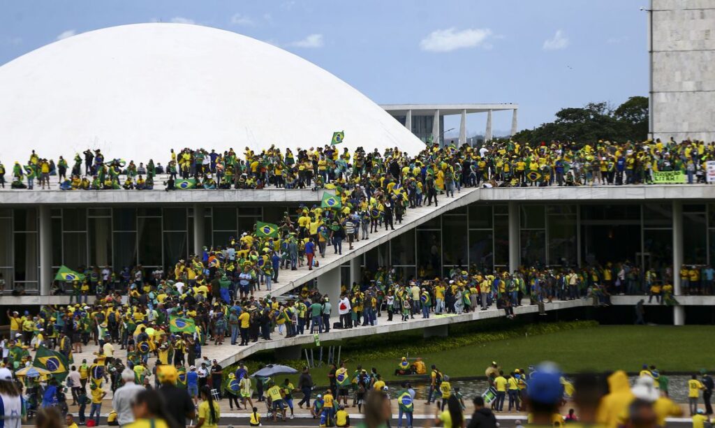 Manifestantes invadem Congresso, STF e Palácio do Planalto. Manifestantes invadem Congresso, STF e Palácio do Planalto.