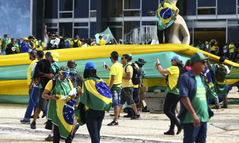 Manifestantes invadem Congresso, STF e Palácio do Planalto. Manifestantes invadem Congresso, STF e Palácio do Planalto.