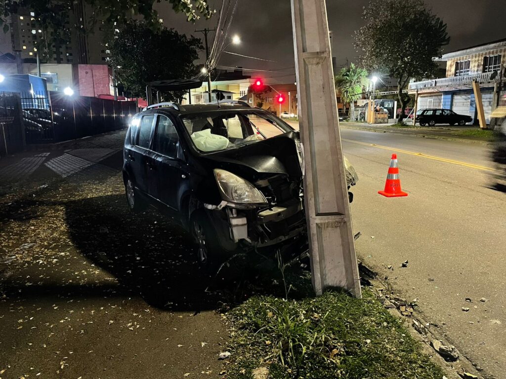 bate-poste-abandona-carro-2