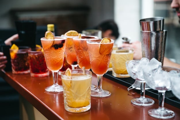 bebidas-bonitas-e-refinadas-para-os-hospedes_8353-9107