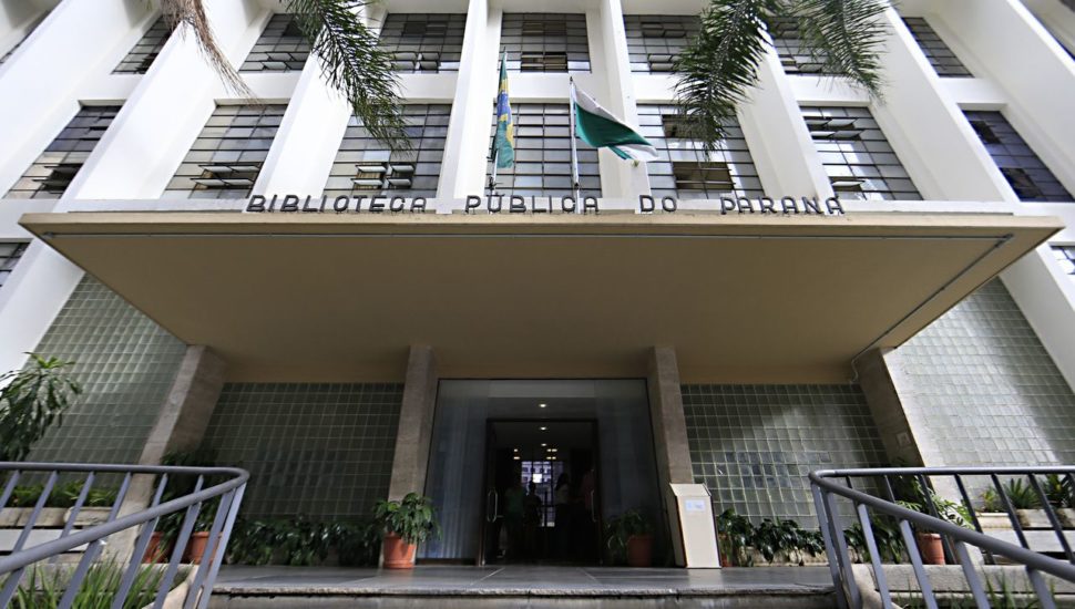 Biblioteca Pública do Paraná que está completando 160 anos – salas da Biblioteca Pública com usuarios lendo livros e fazendo pesquisa – jornais – gazeta do povo – tribuna do parana – salas reformadas – empréstimo e devolução de livros –