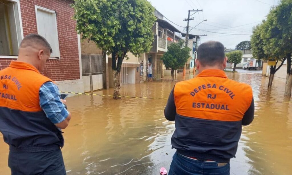bombeiros_monitoram_chuvas_no_rj bombeiros_monitoram_chuvas_no_rj