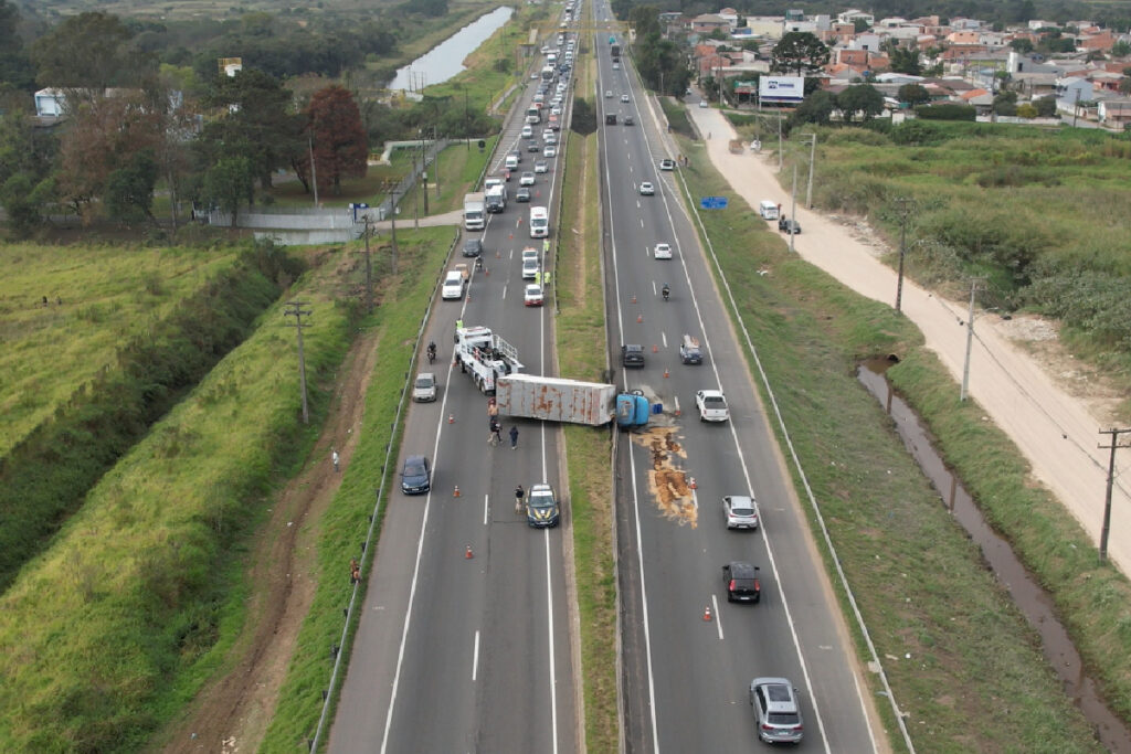 br-277-bloqueada-agora-caminhao-tombado