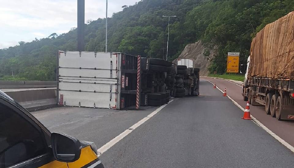 br-376-guaratuba-acidente-caminhao