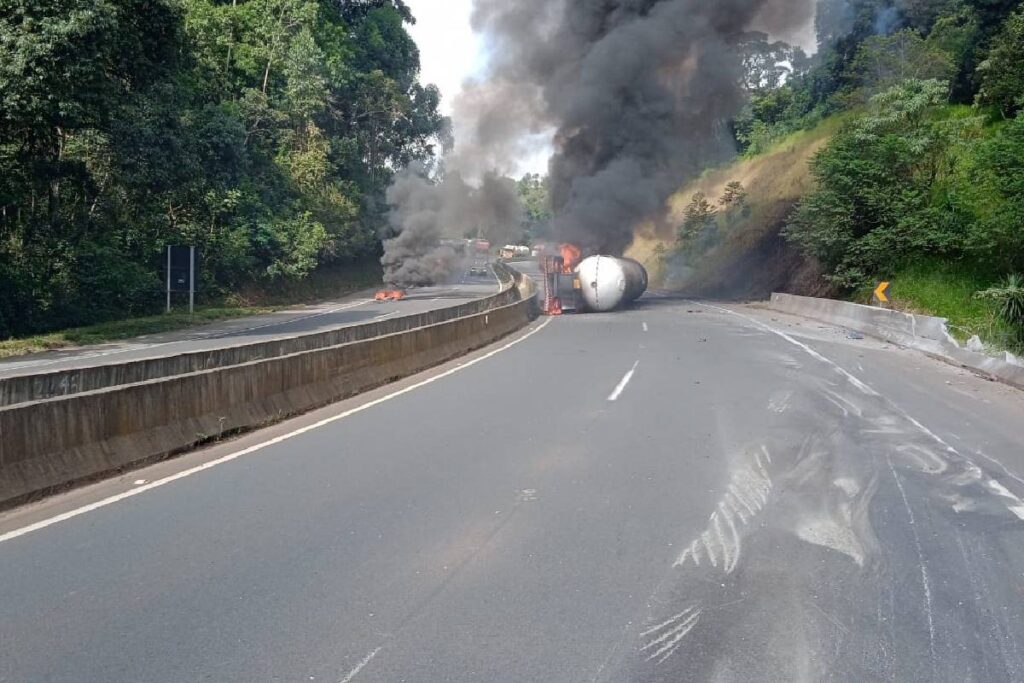 br-376-interditada-incendio-caminhao