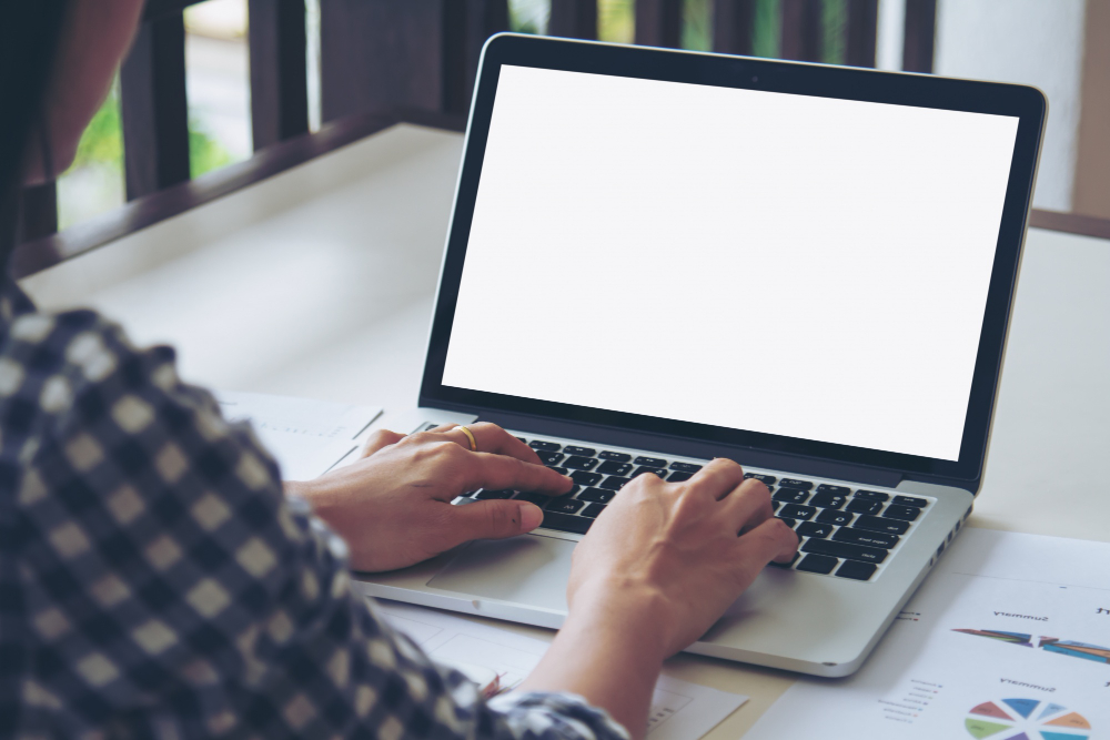 business-woman-working-on-laptop
