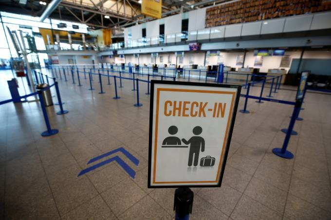 c3a1rea-de-check-in-da-ryanair-no-weeze-aeroporto-na-alemanha-completamente-vazio-durante-greve-dos-pilotos-reuters-wolfgang-rattay-e1533900853594 c3a1rea-de-check-in-da-ryanair-no-weeze-aeroporto-na-alemanha-completamente-vazio-durante-greve-dos-pilotos-reuters-wolfgang-rattay-e1533900853594