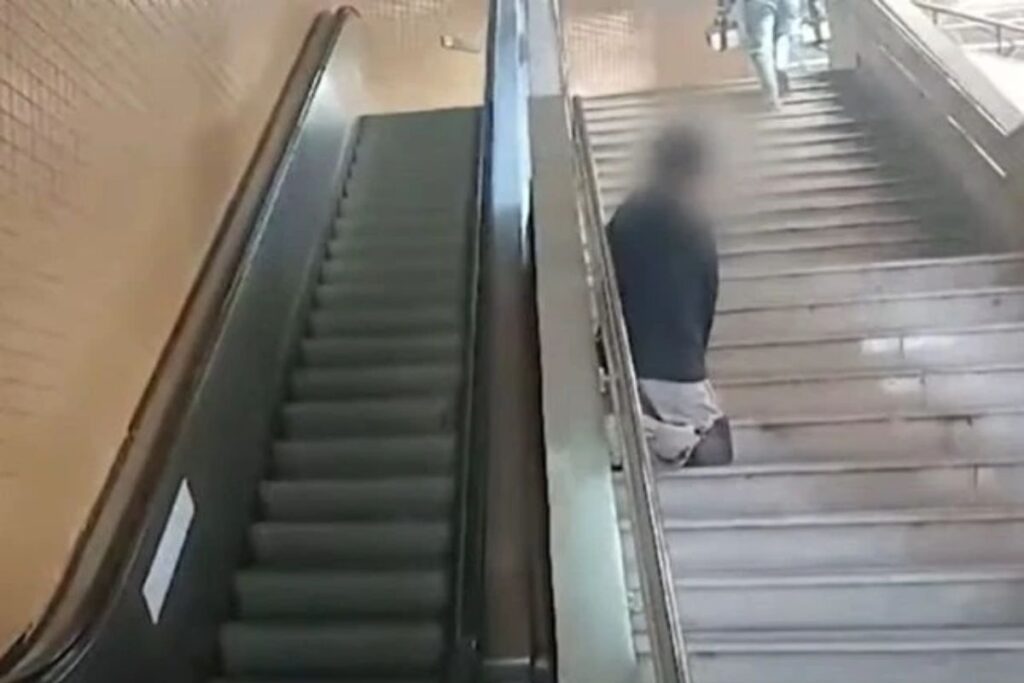 cadeirante-subindo-escada-de-joelhos-metro-video
