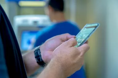camara-uso-celular-bancos-curitiba