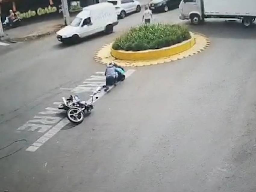 caminhao-arrasta-adolescente-video