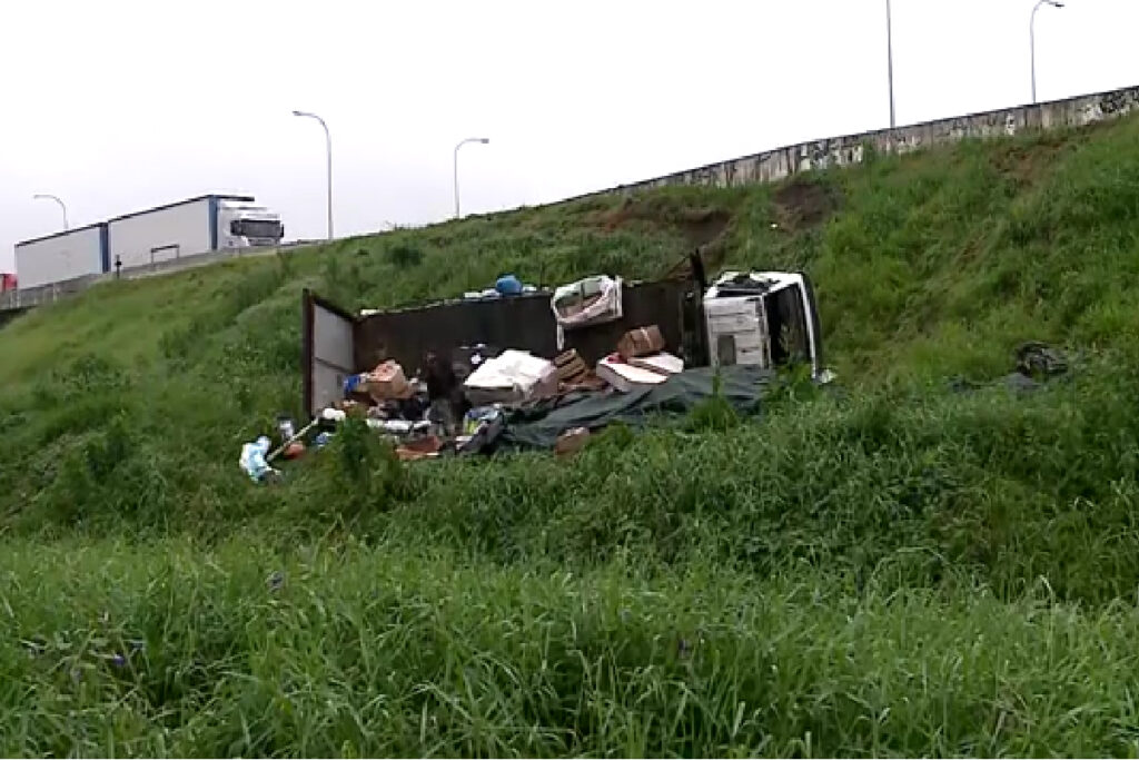 caminhão-com-doacoes-acidente-curitiba
