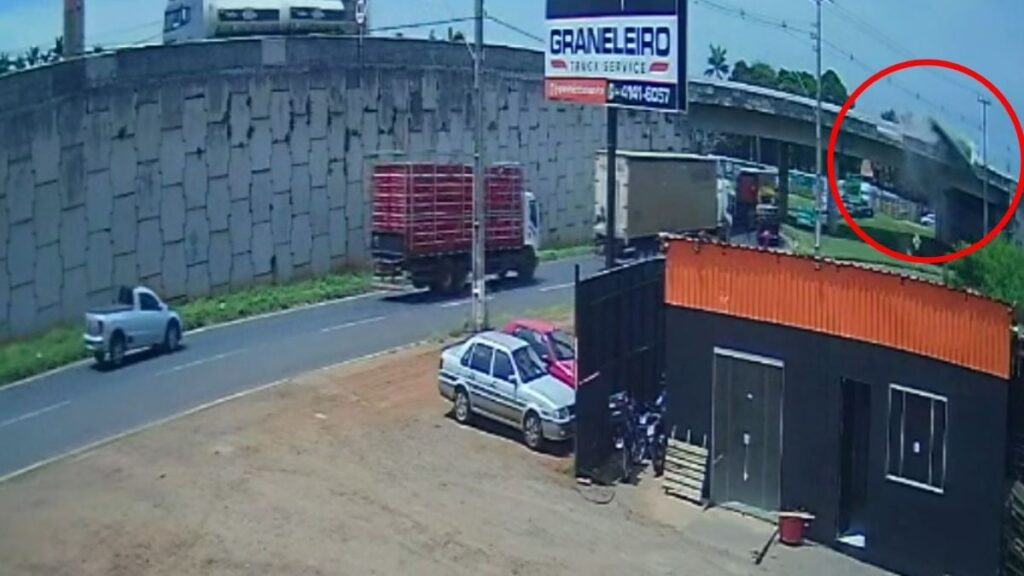 caminhao-despenca-viaduto