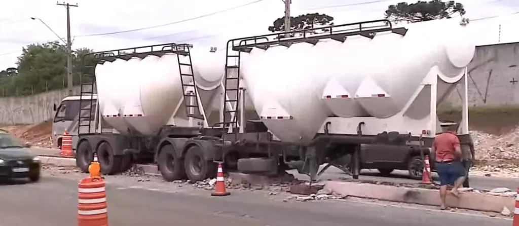 caminhao-preso-mureta-sao-jose-pinhais