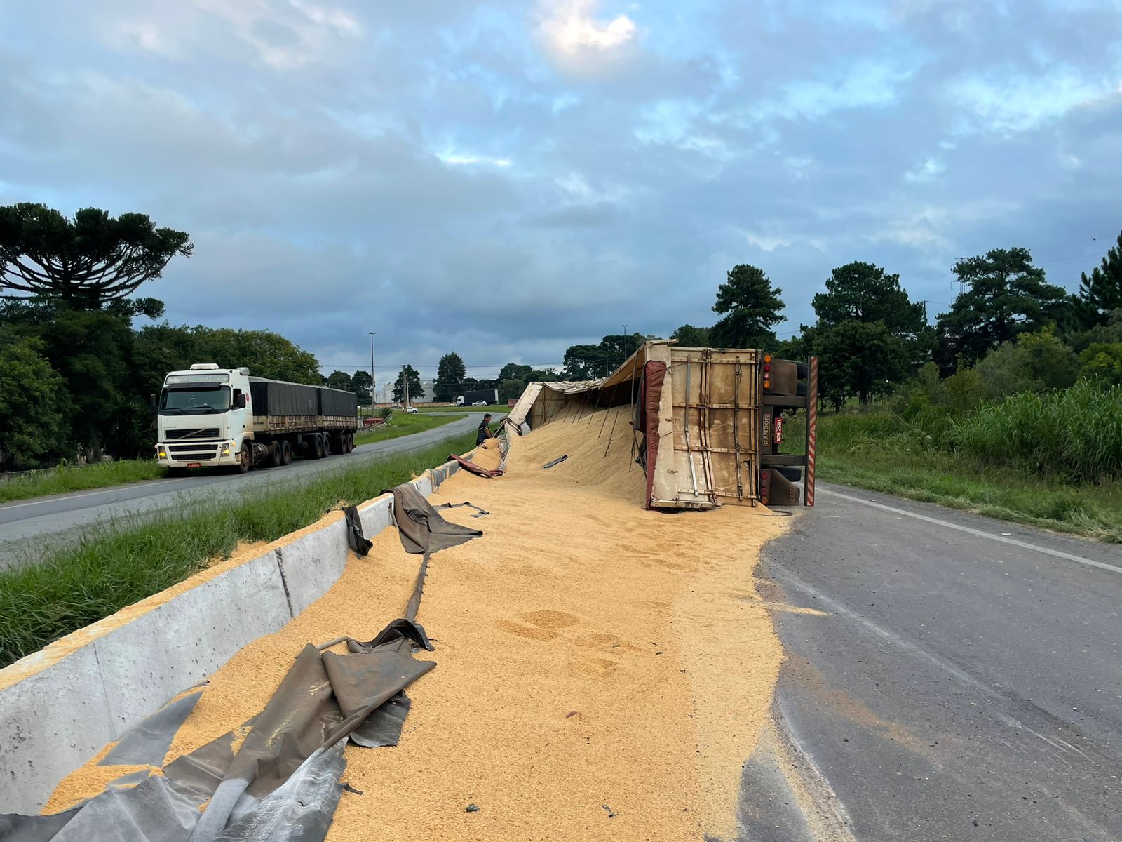 caminhão tombado na rodovia br 277