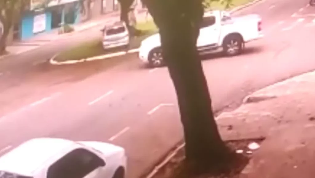 Vídeo: caminhonete fura preferencial, causa acidente e foge do local