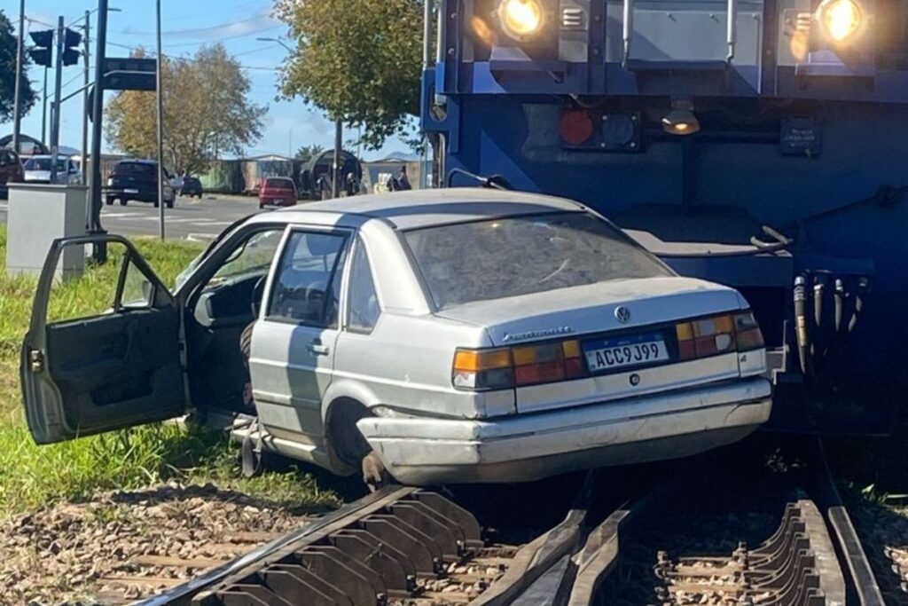 carro-arrastado-por-trem-cruzamento-em-pinhais carro-arrastado-por-trem-cruzamento-em-pinhais