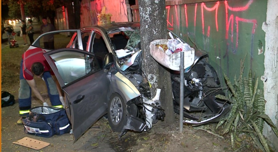 carro-bate-arvore carro-bate-arvore