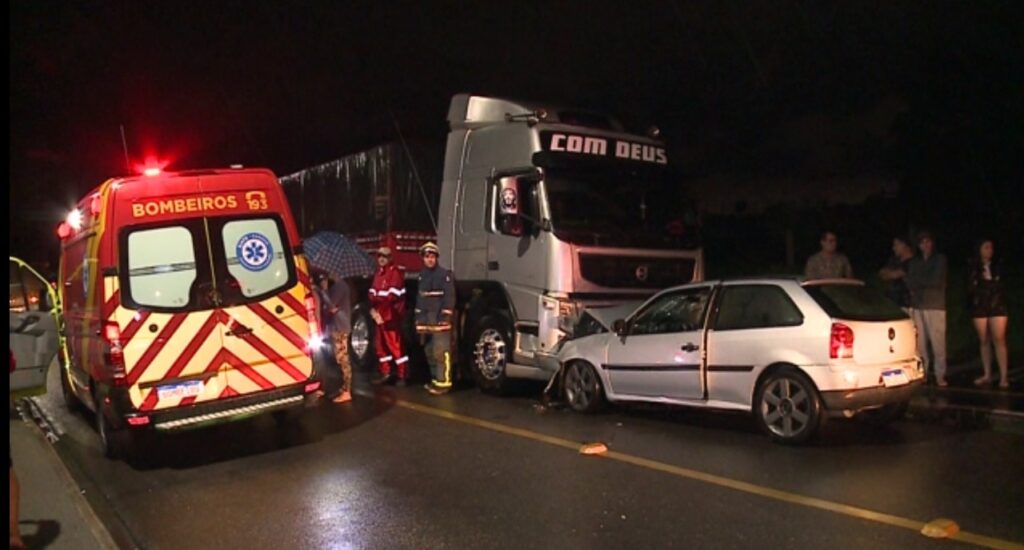 carro-bate-de-frente-em-caminhao carro-bate-de-frente-em-caminhao