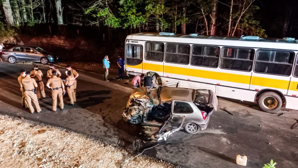 carro-bate-onibus-escolar