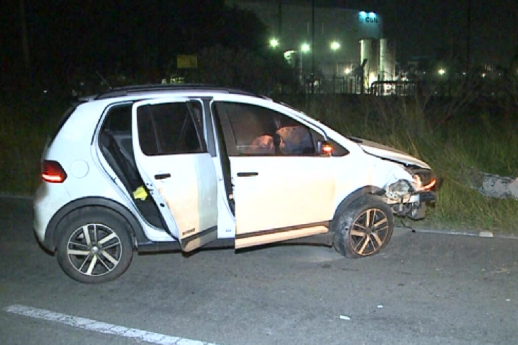 carro-bate-poste-em-araucaria carro-bate-poste-em-araucaria