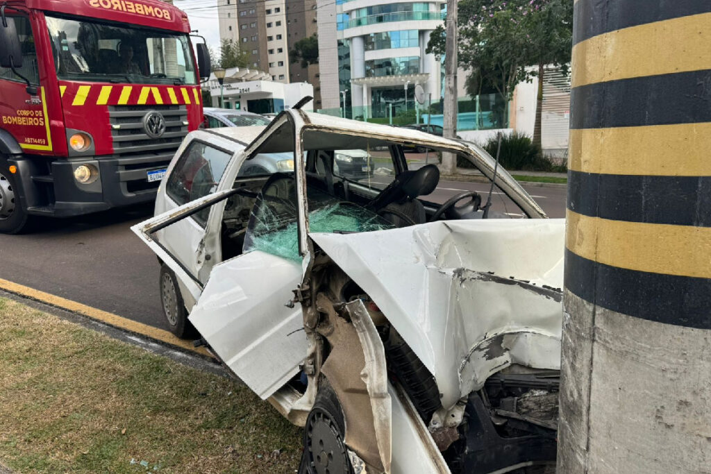 carro-bate-poste-mossungue carro-bate-poste-mossungue