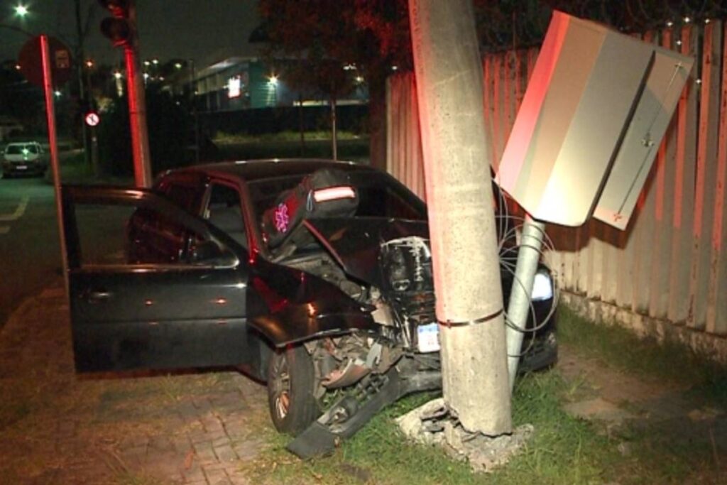 carro-bate-poste-prado-velho