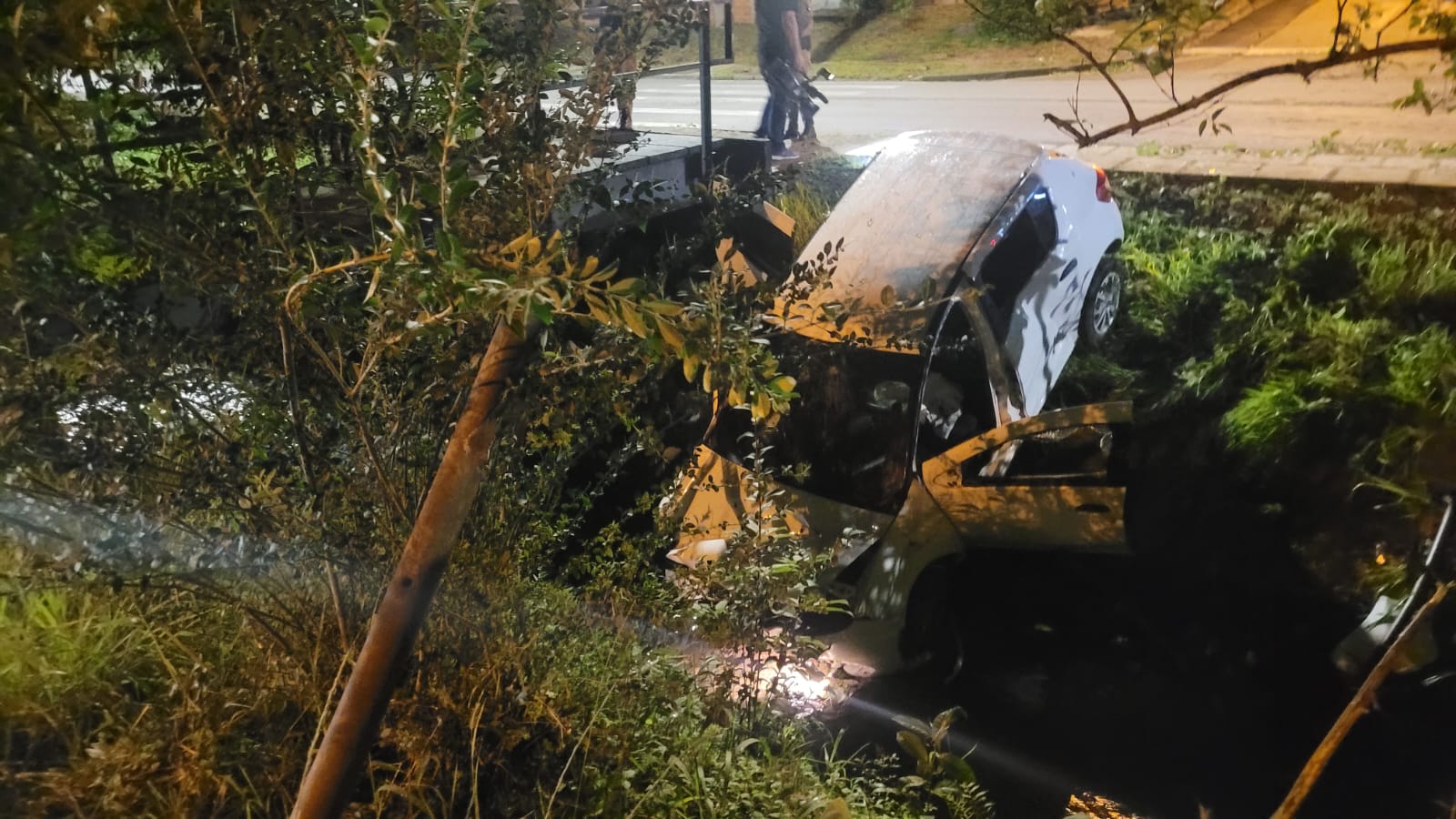 Motorista bêbado cai com carro em córrego no Boqueirão