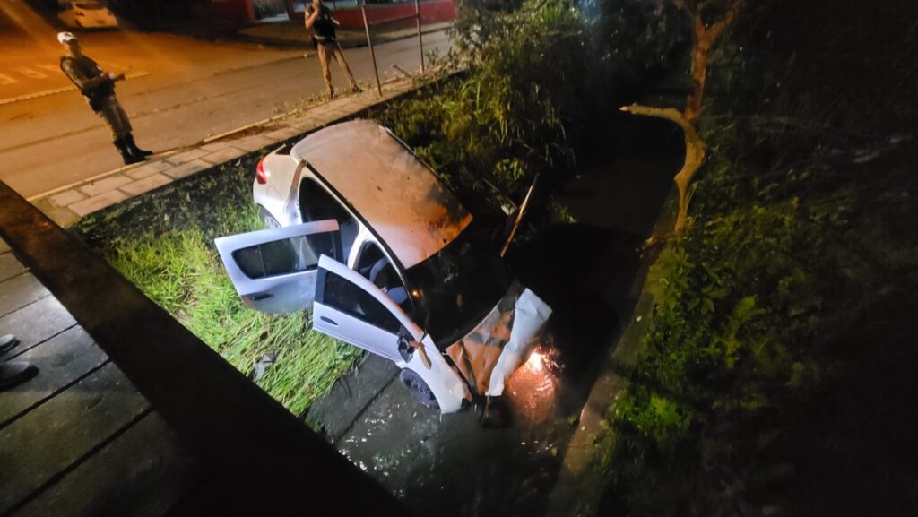 carro-cai-corrego-boqueirao-curitiba-mato carro-corrego-boqueirao-motorista-bebado