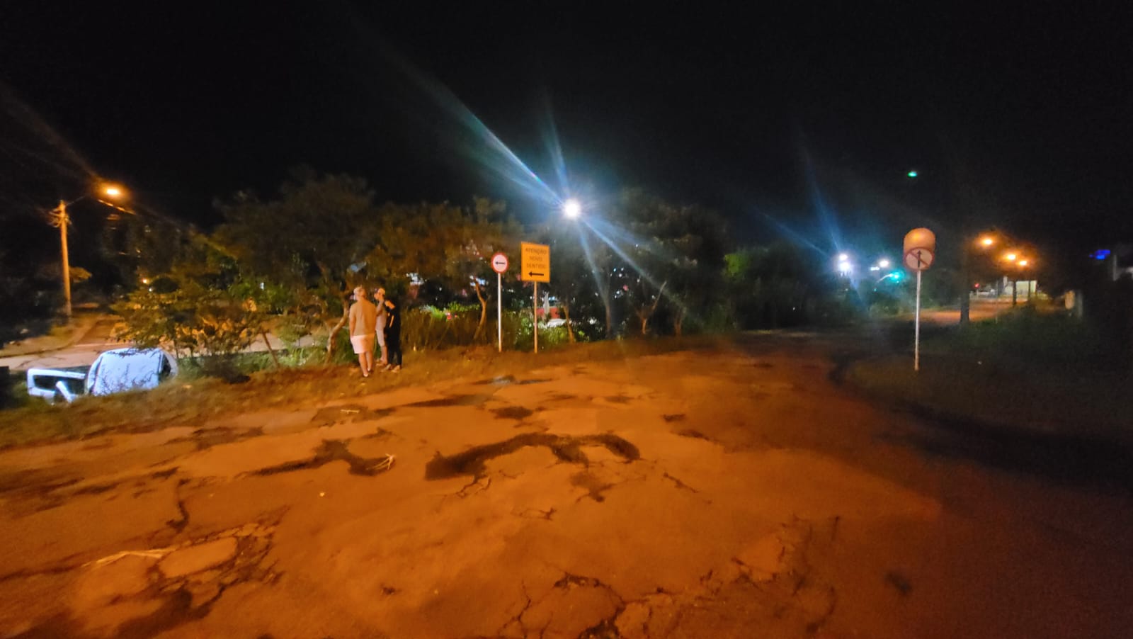 Motorista bêbado cai com carro em córrego no Boqueirão