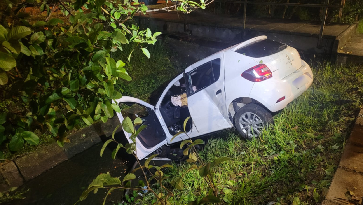 Motorista bêbado cai com carro em córrego no Boqueirão