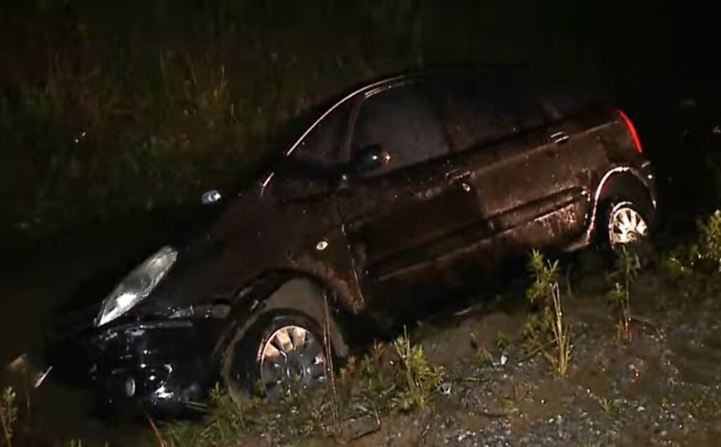 carro-cai-corrego-piraquara-1