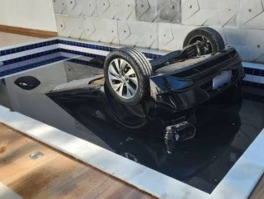carro-cai-dentro-piscina carro-cai-dentro-piscina