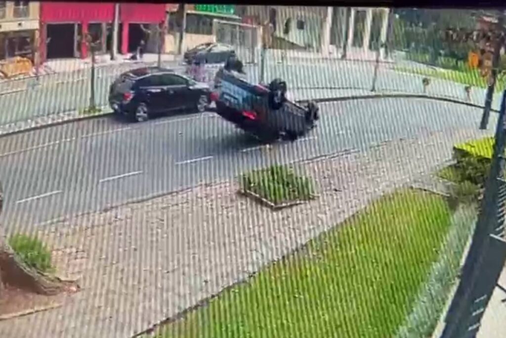 carro-capota-praca-do-japao