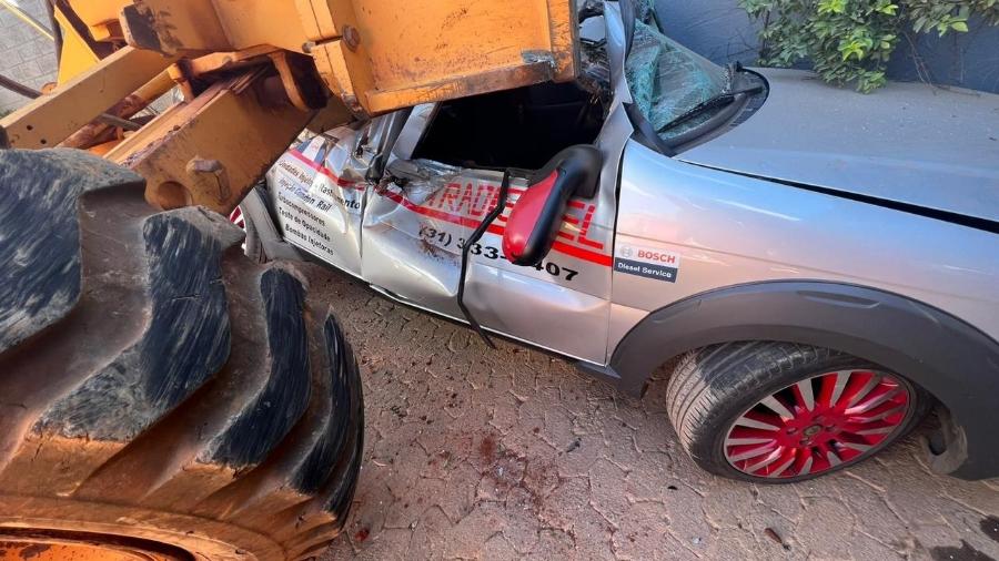 carro-esmagado-trator