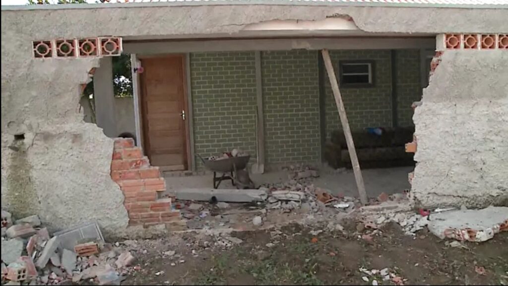 carro-invade-casas