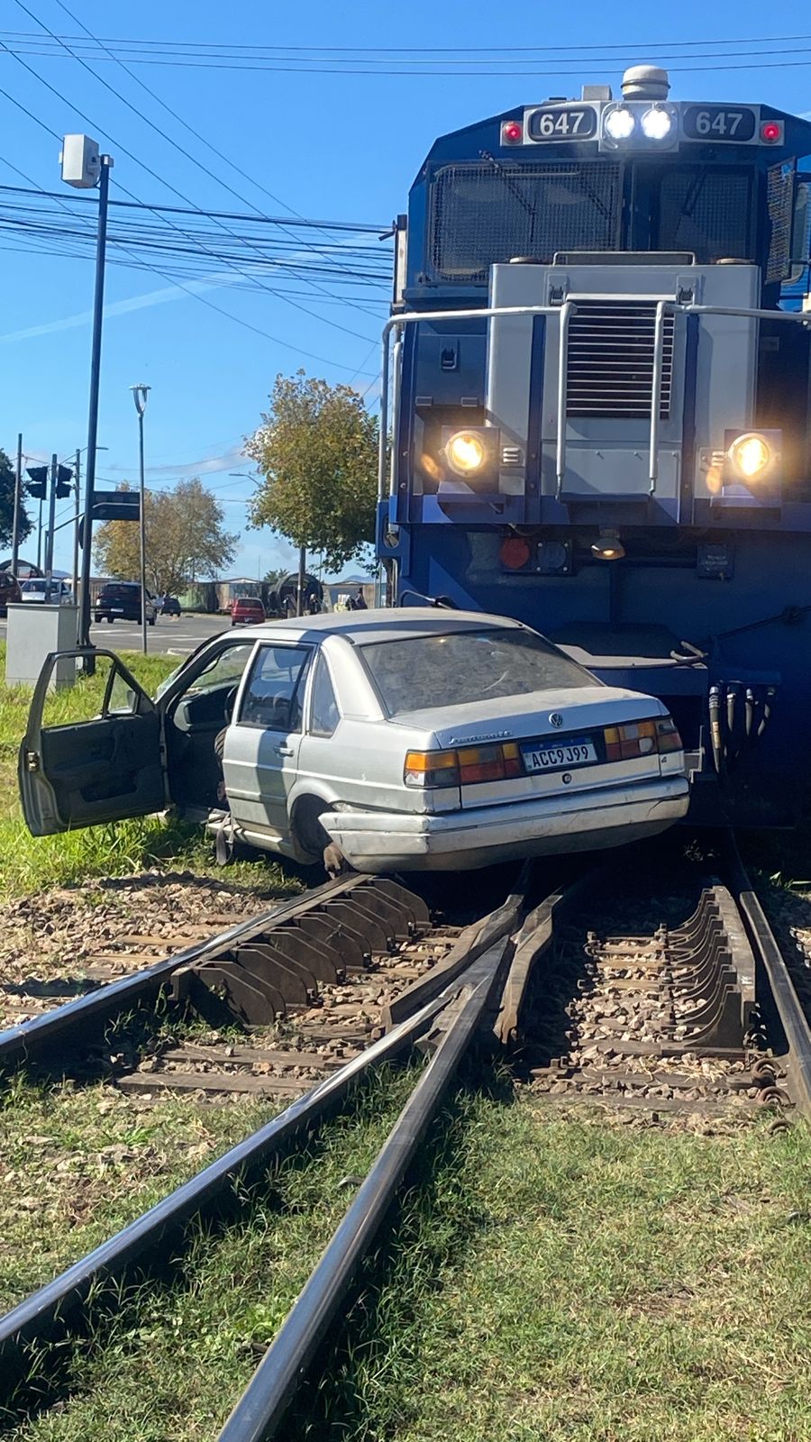 carro-santana-atropelado-trem-cruzamento