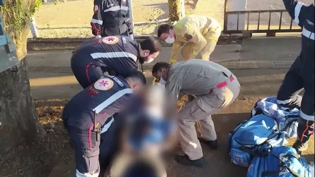 ciclista-bate-cabeca-na-traseira-do-caminhao Ciclista fica gravemente ferimento após bater em traseira de caminhão estacionado