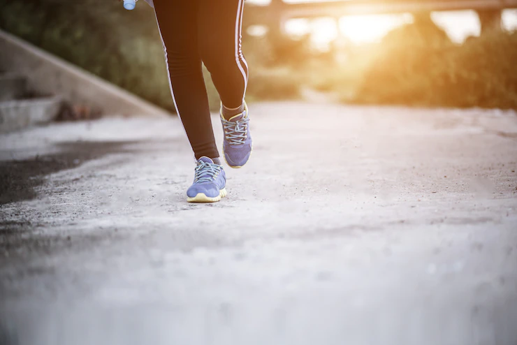 close-up-em-tenis-de-corrida-fitness-mulheres-treinamento-e-jogging_1150-4176