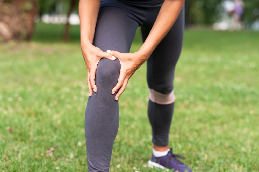 close-up-woman-with-knee-ache