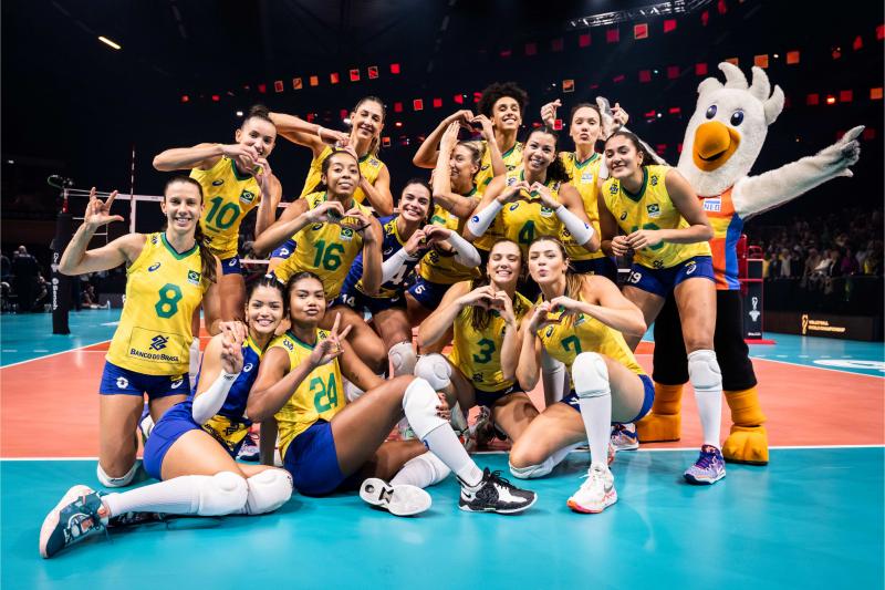 com-show-de-bloqueios-selecao-feminina-vence-a-italia-e-esta-na-final-do-campeonato-mundial-
