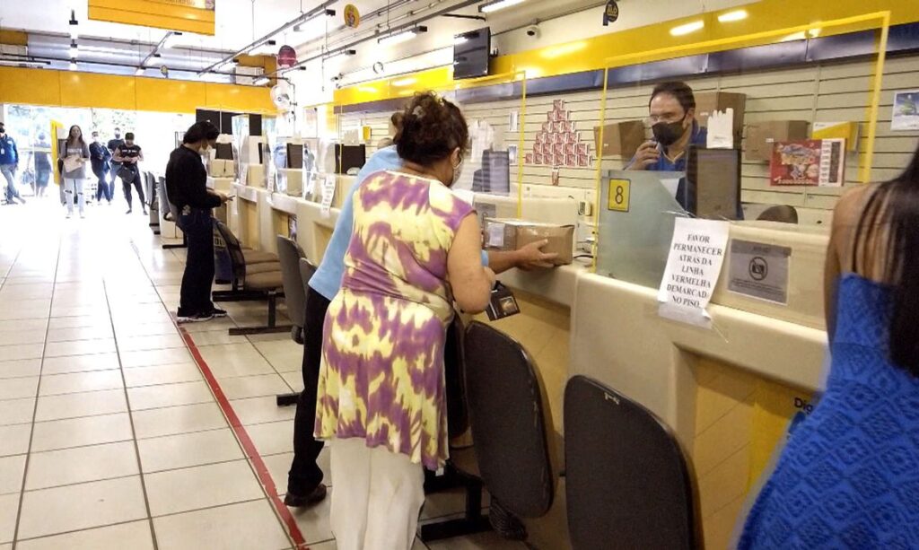 Caminhão dos Correios com entregas de pedidos online