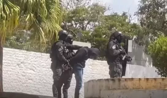 coveiro-refem O bandido estava armado com faca e portava uma bomba