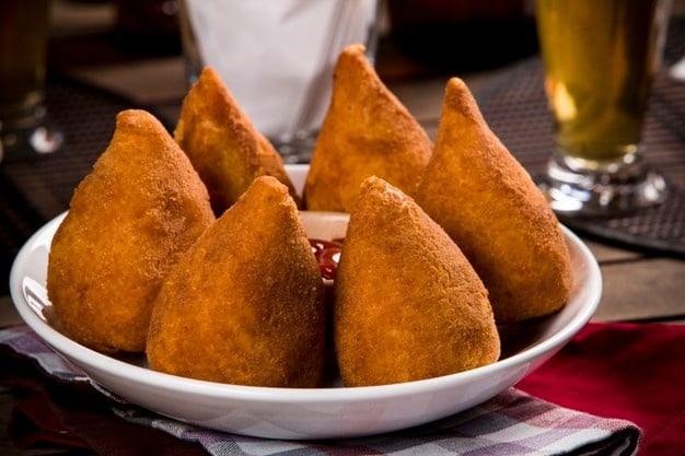 coxinha-um-petisco-brasileiro-com-bar-no-espaco_306105-705